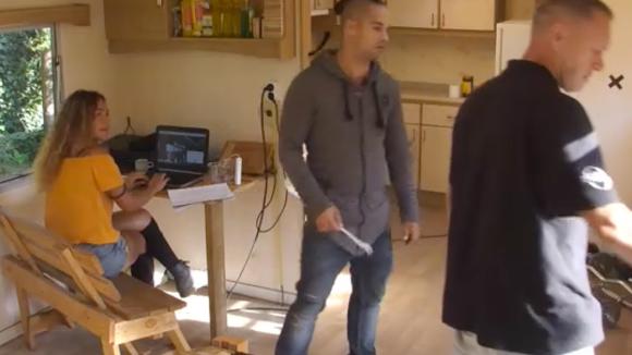 John wordt kwaad tegen Shelley omdat ze heel de ochtend achter de laptop zit