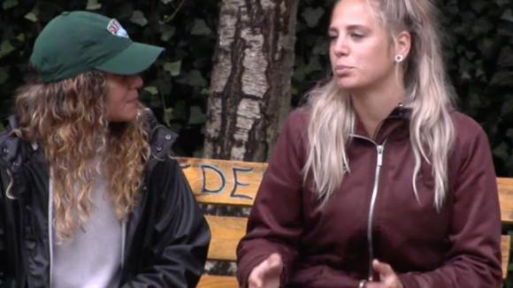 Manon en Shelley maken het goed op het vredesbankje