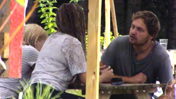 Manon is kwaad door een opmerking die Gerrit eerder maakte en spreekt hem erop aan