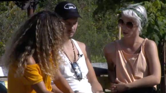 Mike bemiddeld tussen kapsters Shelley en Brenda