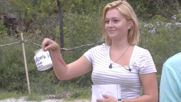 Sanne wil een vloekbox introduceren en roept de bewoners bij elkaar.