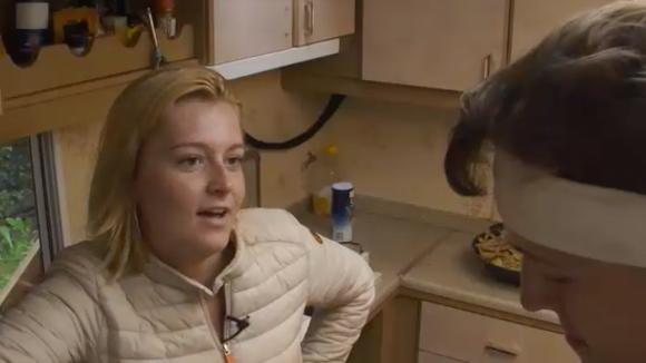 Sanne wil met Brandon uitzoeken wie er ongevraagd van de roze koeken gegeten heeft