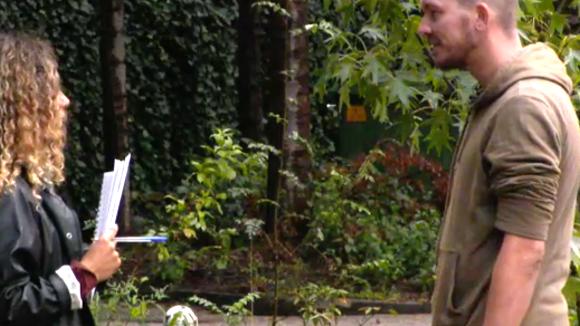 Shelley wil mooie momenten vastleggen voor het 100 dagen feest maar lijkt bij Mike niet ver te komen