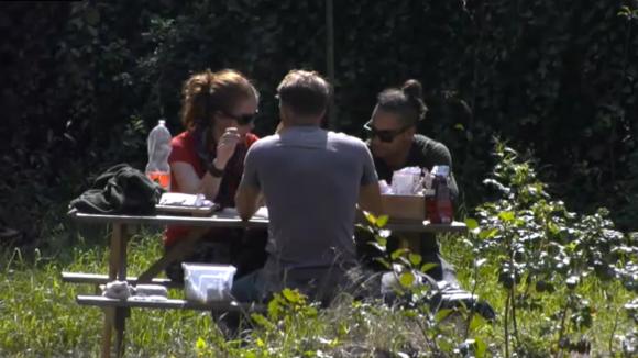 Timothy en Joaquin vragen zich af hoe zij zich weer bij de groep aan kunnen sluiten