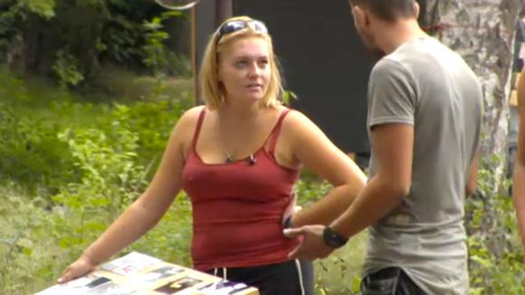 Verdenkt Sanne Mike van het achterhouden van de telefoon?