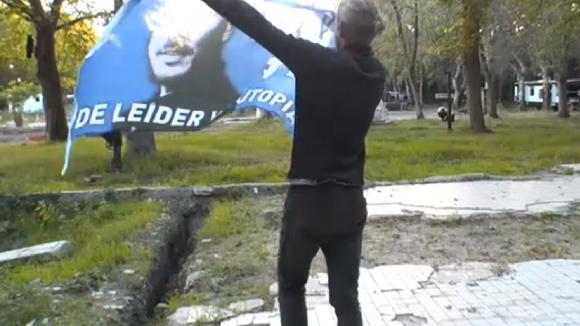Adriaan vindt een vlag op het terrein
