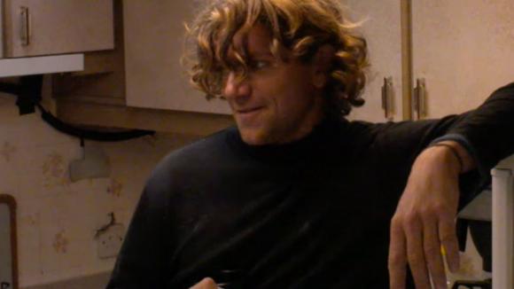 Adriaan vindt het een goed idee om water te besparen en vraagt Christel samen te douchen