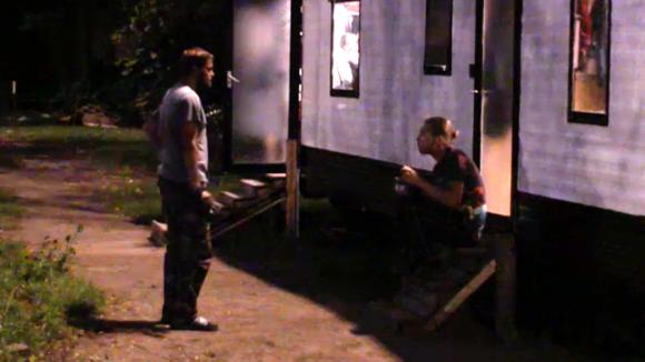 Gerrit en Adriaan praten over een slaapplek