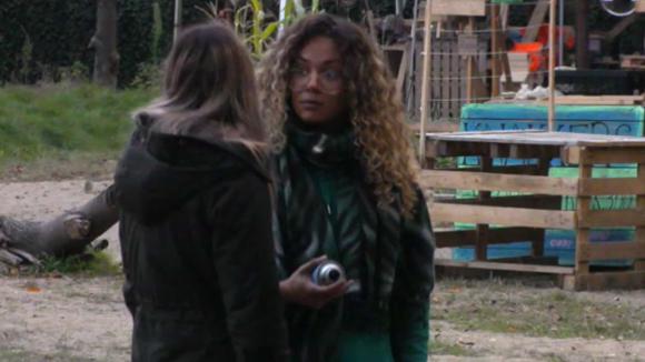 Lotus probeert Shelley te overtuigen haar logeermaatje te worden