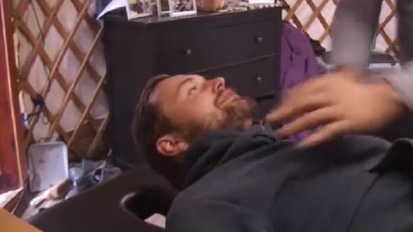 Gerrit krijgt een spoedcursus masseren. Zou het hem gaan lukken