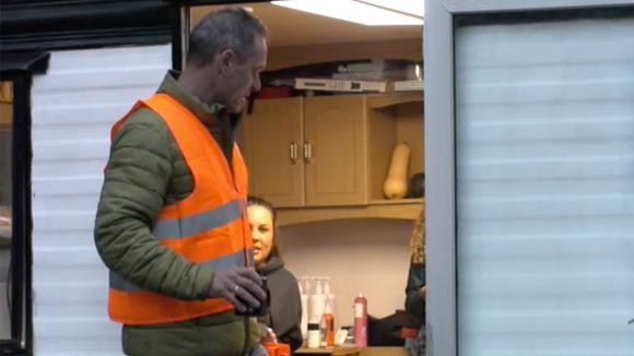 John is leider van project silo en zet iedereen aan het werk