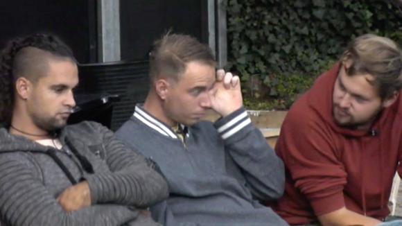 Joaquin adviseert Gerrit om Adriaan niet aan te spreken, gaat Gerrit dit toch doen?