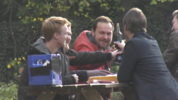 Gerrit ontvangt bezoek, hij ziet zijn vrienden eindelijk weer