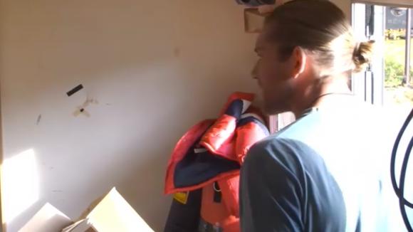 Adriaan is woest door de vervuiling die zijn mede bewoners maken