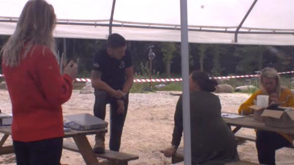 Mike heeft een duidelijke visie over de financiën, alles in een pot