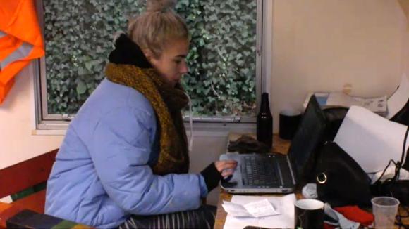 Brenda is helemaal klaar met de laptop