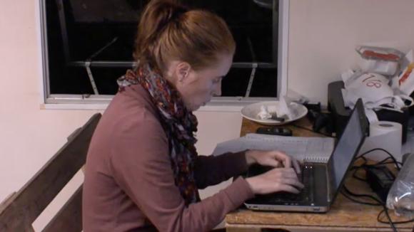 Een aantal mannen willen de roddels uit de wereld hebben en stappen op Hiske af