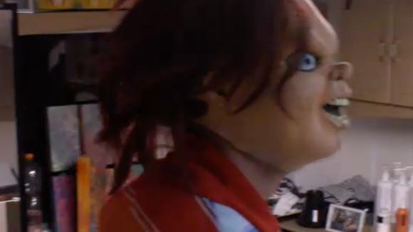 Mike trekt zijn halloween outfit aan en laat Merel schrikken