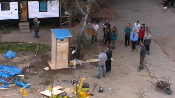 Het nieuwe toilet wordt geopend door John en Brandon