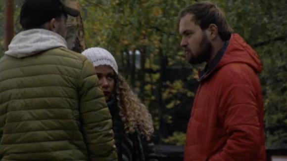 Mike praat met Gerrit en Shelley over de slaapplek van Shelley