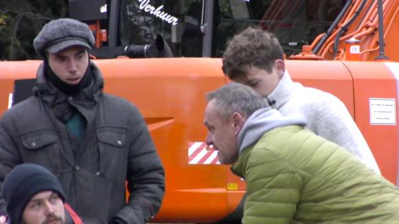 John vertelt dat hij Utopia 2 gaat verlaten en naar huis gaat
