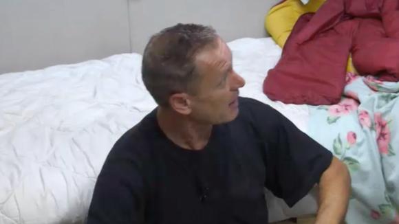 Wim Vroege spreekt John aan dat hij zich meer met de bouw moet bemoeien