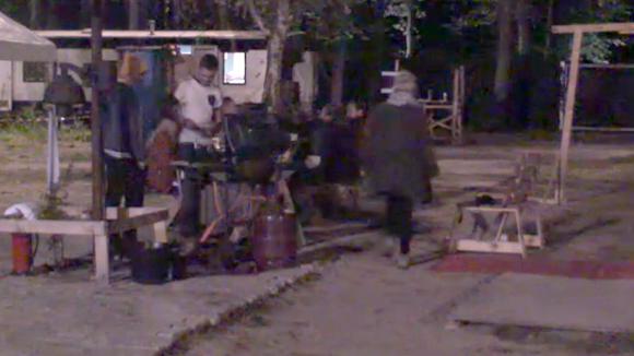 De bewoners uit Utopia 2 steken de barbecue aan en hebben een leuke avond