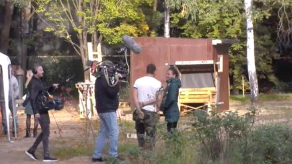 De bewoners worden geïnterviewd ter ere van de honderdste tv aflevering van Utopia 2