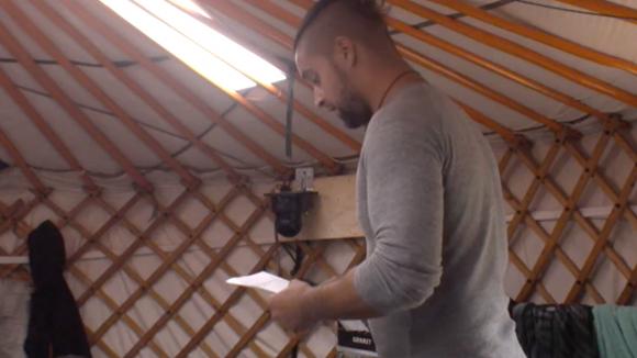 Een vrouw uit de buitenwereld wil graag gemasseerd worden door Gerrit