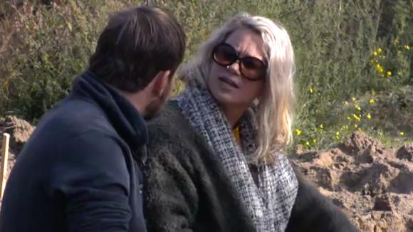 Hiske, Christel, Timothy en Gerrit hebben een felle discussie over de organisatie van de Utopia 2 markt