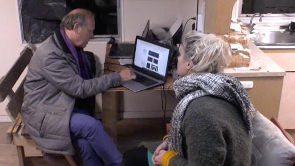 Merel ondervraagt haar mede bewoners met de leugendetector maar wie is de dader?