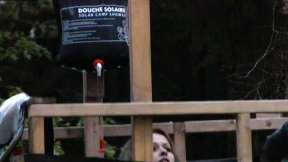 Mike helpt nieuweling Lotus met haar eerste douchebeurt