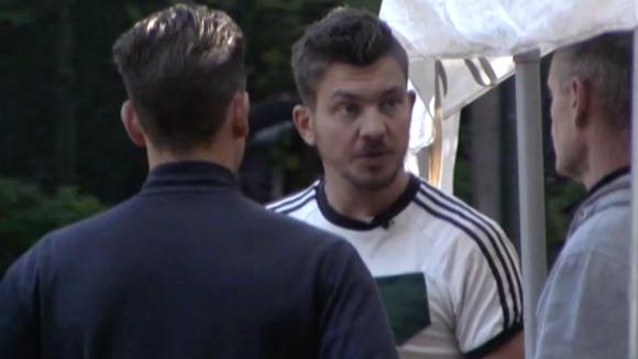 Mike probeert te bemiddelen tussen Jeffry en John