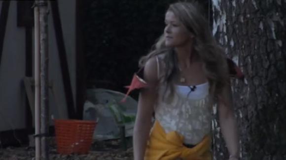 Nieuweling Lotus probeert moed te verzamelen om naar de wc in Utopia 2 te gaan