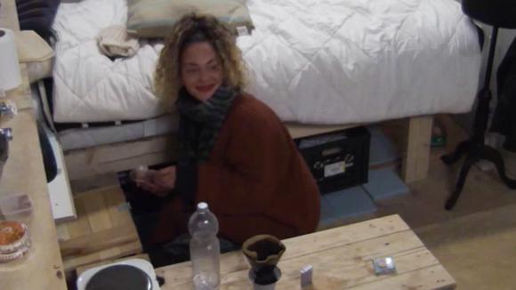 Shelley moet even wennen aan haar nieuwe slaapplek bij Mike