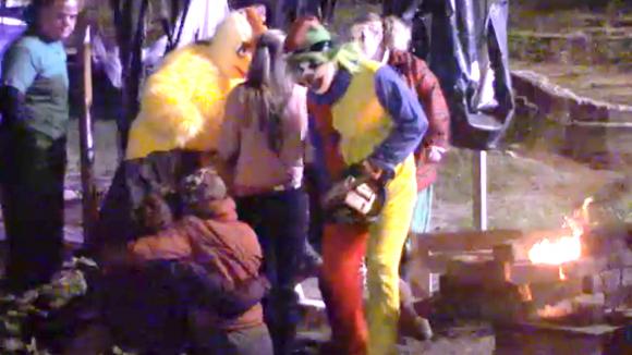 Sommige bewoners staan doodsangsten uit als tientallen horrorfiguren Utopia 2 betreden