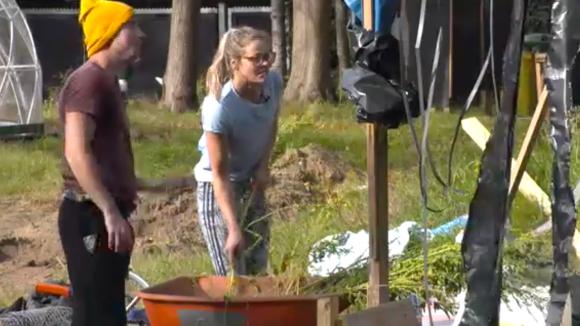 Timothy en Lotus bespreken hoe zij over liefde denken in Utopia 2