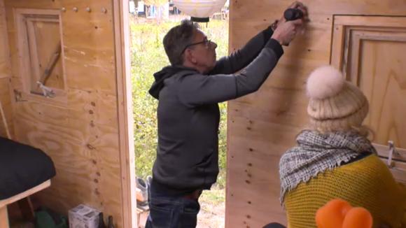 Erik is druk bezig met het maken van allerlei spullen