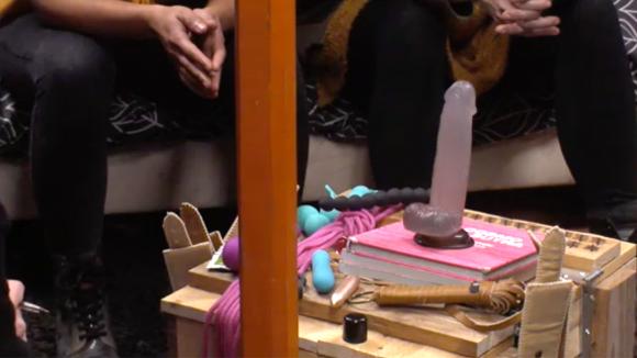 De verassing voor de dames arriveert op het Utopia 2 terrein