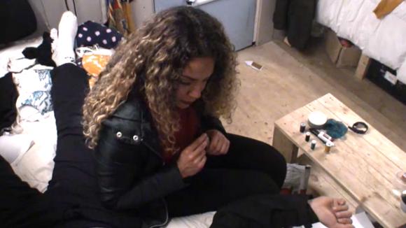 Shelley praat met Gerrit over t contract