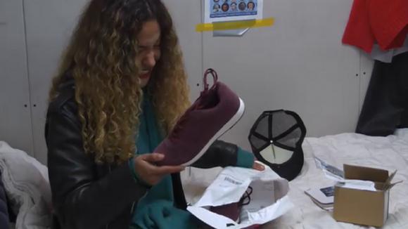 Shelley ontvangt een pakketje