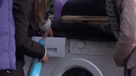 De potentiële bewoners krijgen uitleg over de witgoed apparaten