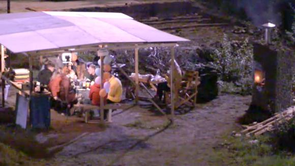 De avond in Utopia 2 is begonnen met een gezellige barbecue