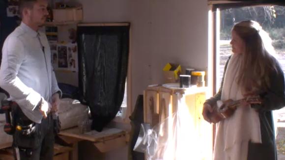 Mike ziet dat Lotus niet helemaal in haar hum is. Hij is er voor haar