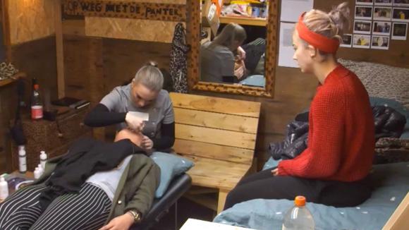 Dominique komt de wenkbrauwen van de bewoners doen