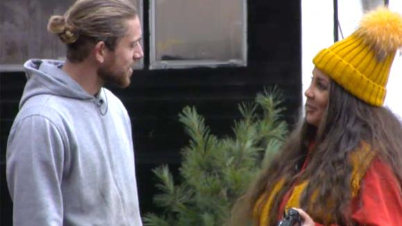 Adriaan wil op Franny stemmen om iemand een gunst te doen