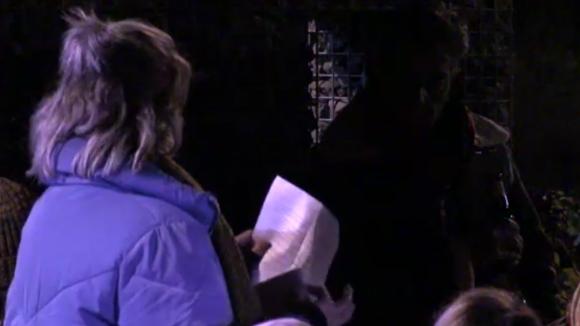 Brenda maakt er een feestelijk moment van als Shelley een contract tekent rondom het kappersvak