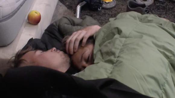 Franny en Timothy liggen heel gezellig bij elkaar onder de dekens