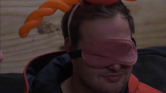 Christel en Hiske onderwerpen Gerrit aan een stel pittige vragen