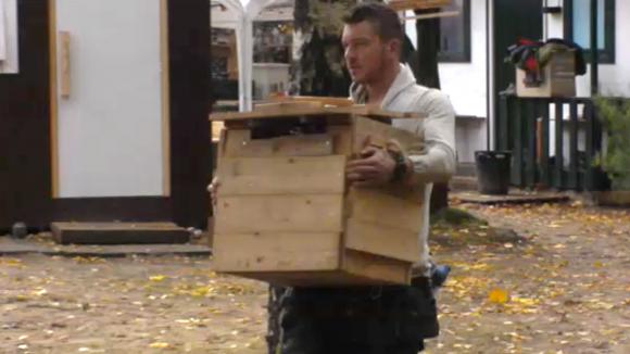 Mike wordt vrolijk ontvangen door zijn nieuwe kamergenoot